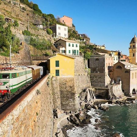 Joivy Family Flat With Little Patio, Cinque Terre Apartment Vernazza Bagian luar foto